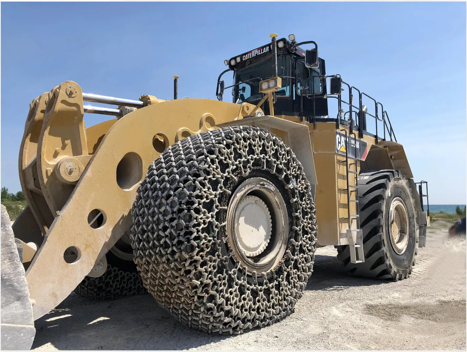 Wheel loader with a tyre protection chain installed on its front tyre