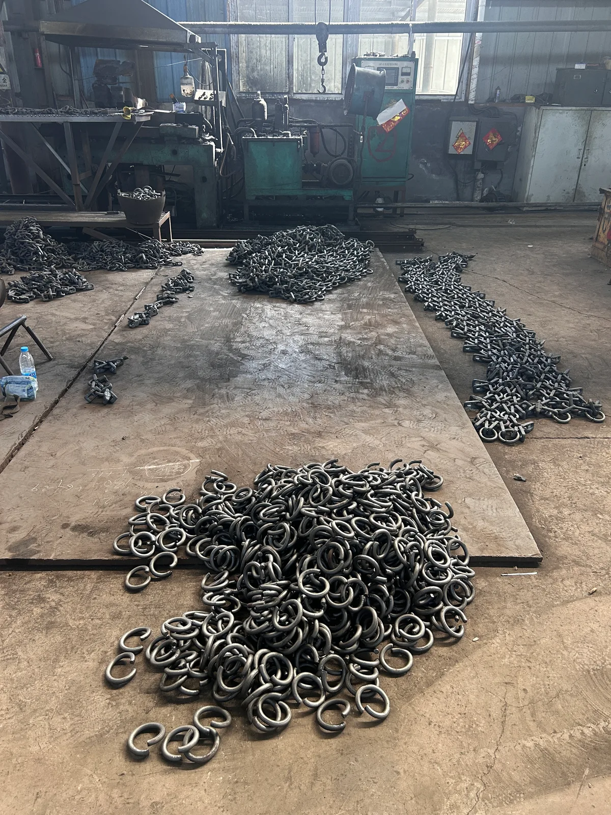 Connecting rings and chain sections laid out in a workshop